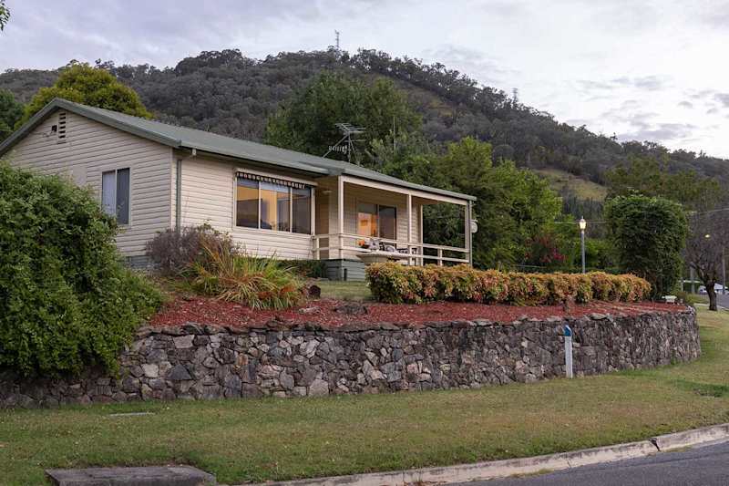 Cosy Candlewick Cottage | A Mount Beauty Delight in Mount Beauty, Victoria - Holiday rental photo 1