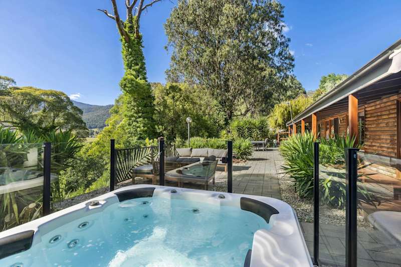 Bogong View Retreat | Spa, Sauna & Alpine Views in Tawonga South, Victoria - Holiday rental photo 1