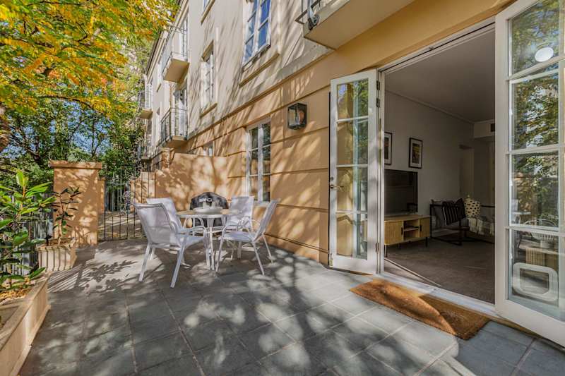 Stylish East Melbourne Retreat | Walk to CBD, MCG & Hospitals in East Melbourne, Victoria - Holiday rental photo 1